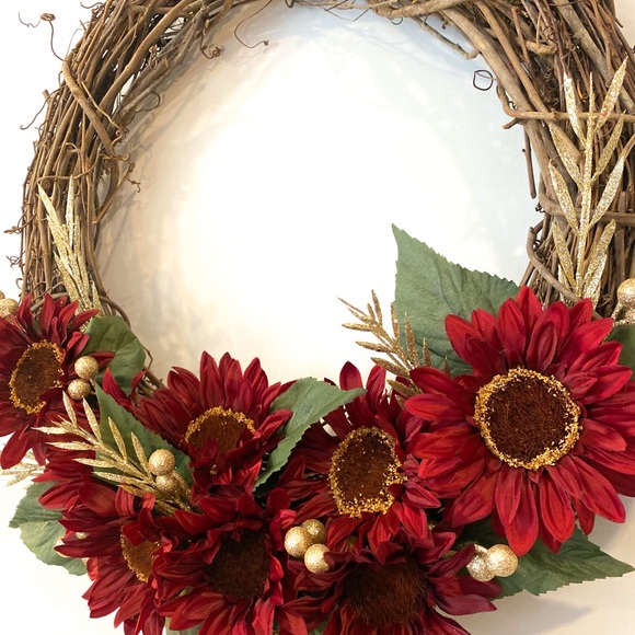 Maroon Wood Flower Wreath - Picture 4 of 5
